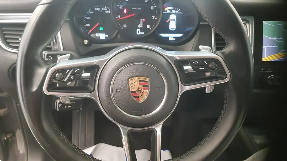 PORSCHE Macan -