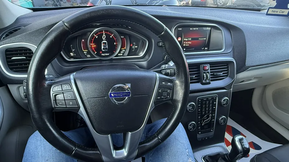 VOLVO V40 -