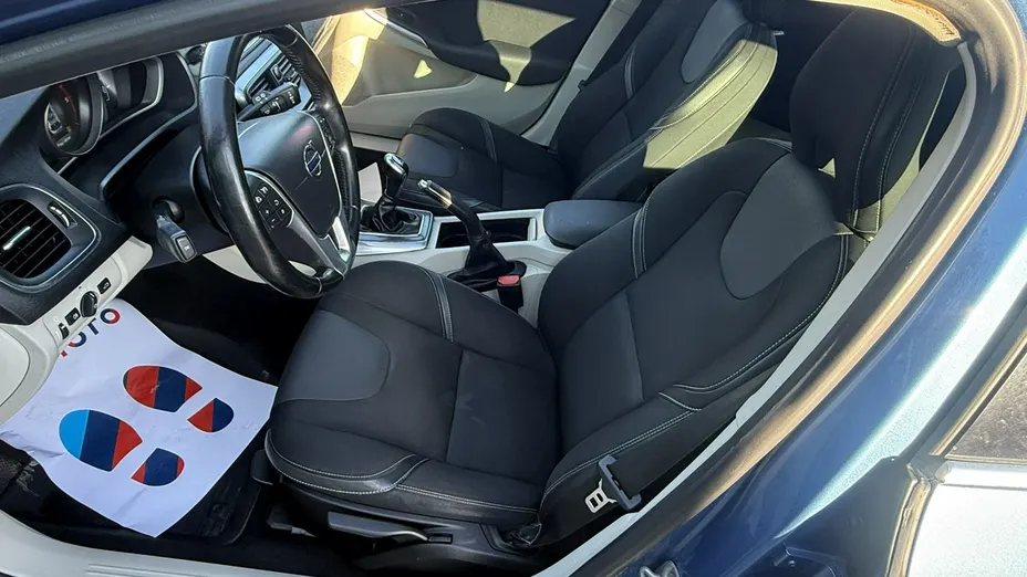VOLVO V40 -