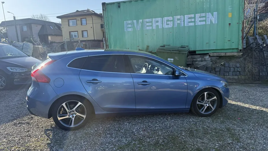 VOLVO V40 -