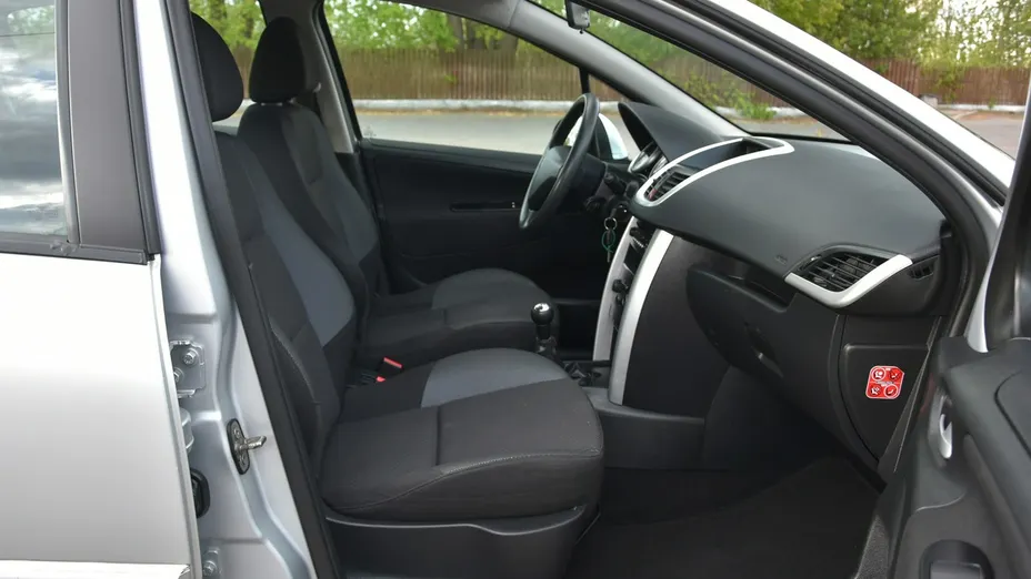 PEUGEOT 207 -