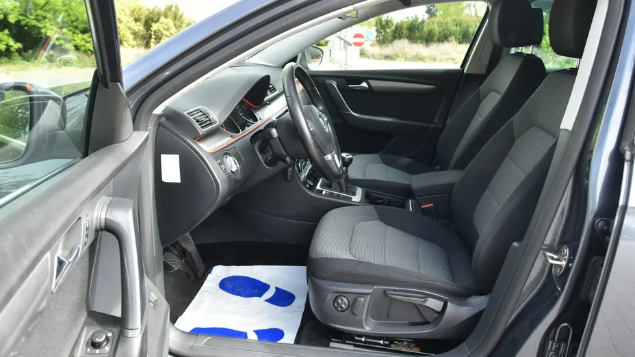 VOLKSWAGEN Passat -