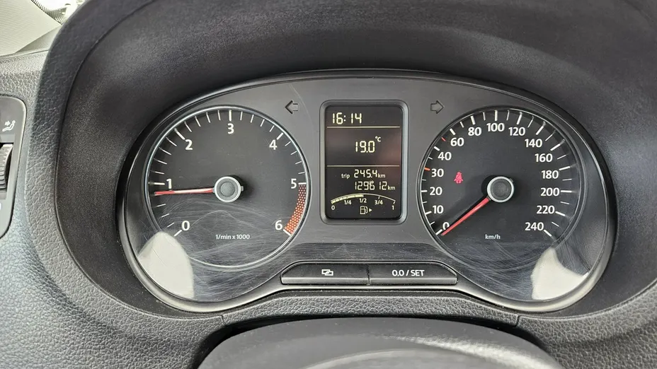 VOLKSWAGEN Polo -
