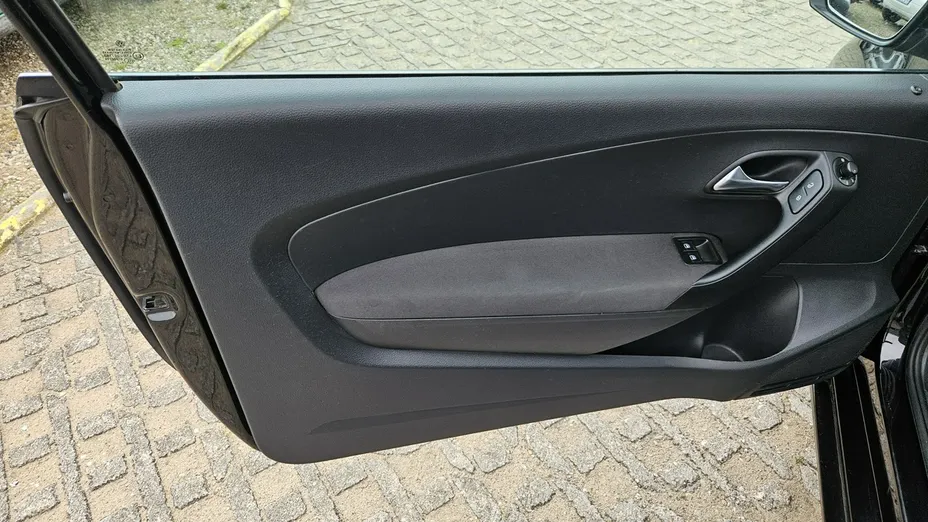 VOLKSWAGEN Polo -