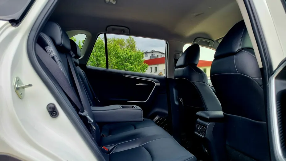 TOYOTA RAV4 -
