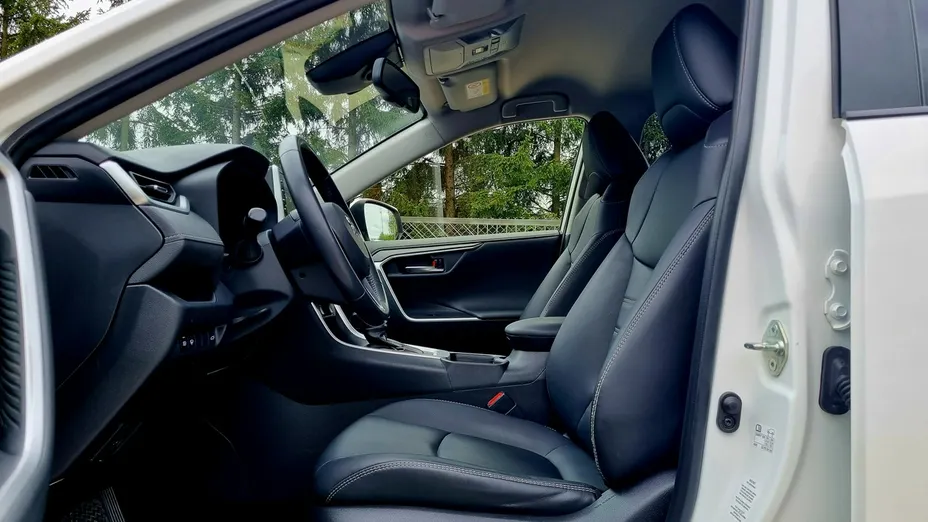 TOYOTA RAV4 -