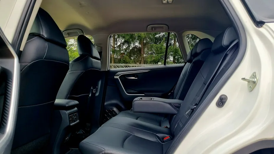 TOYOTA RAV4 -
