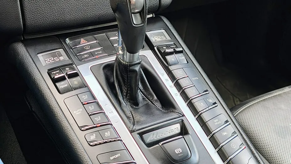 PORSCHE Macan -