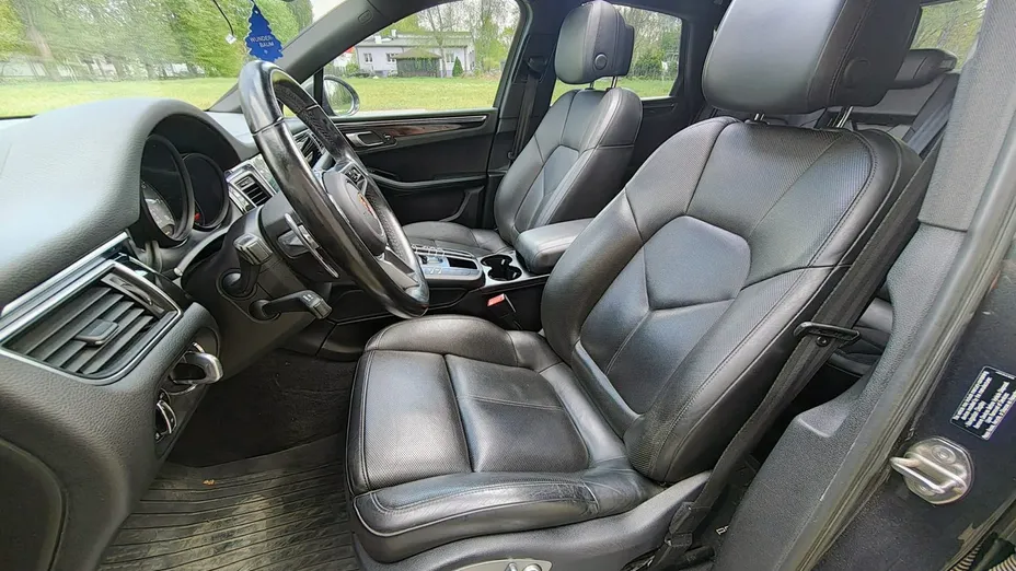 PORSCHE Macan -