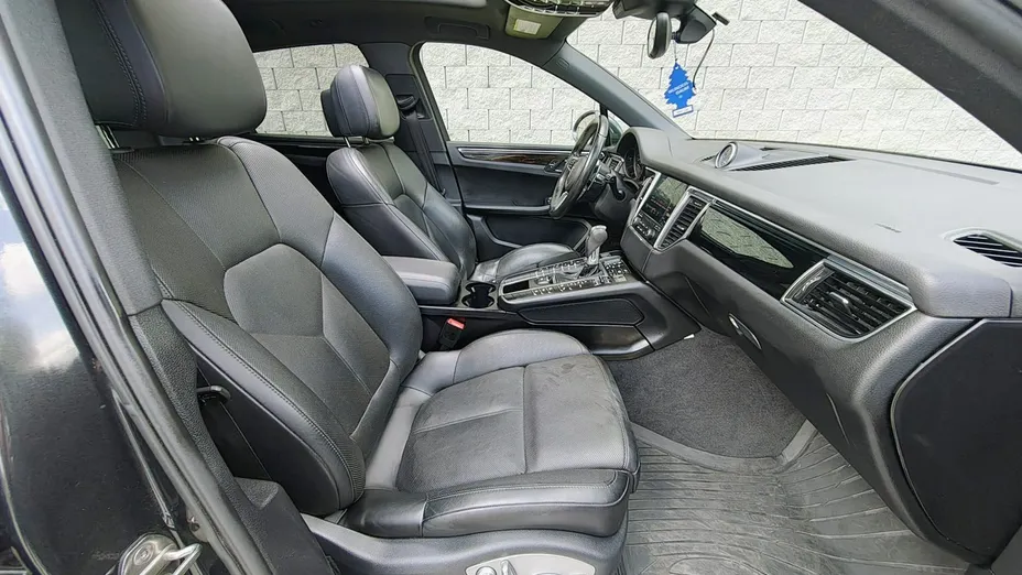 PORSCHE Macan -