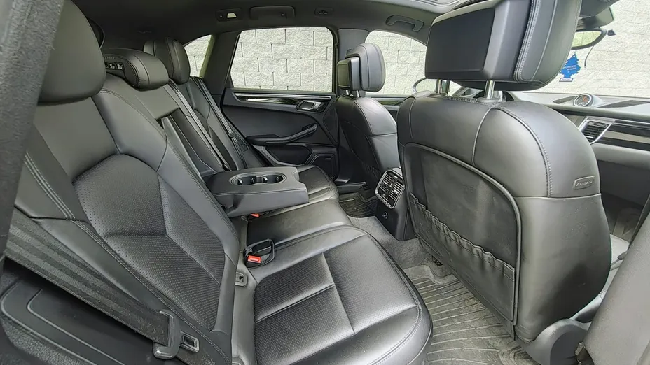 PORSCHE Macan -