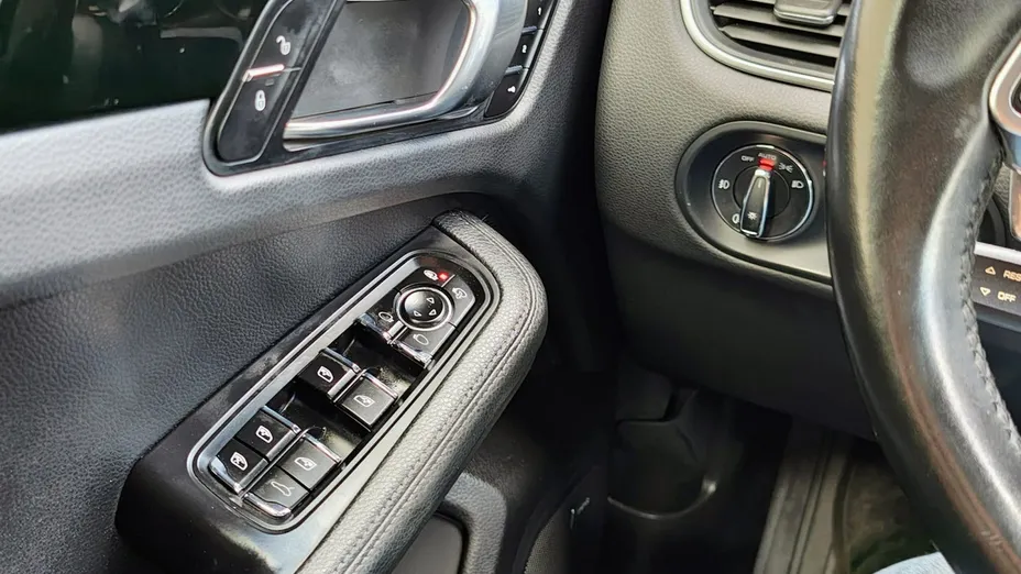 PORSCHE Macan -