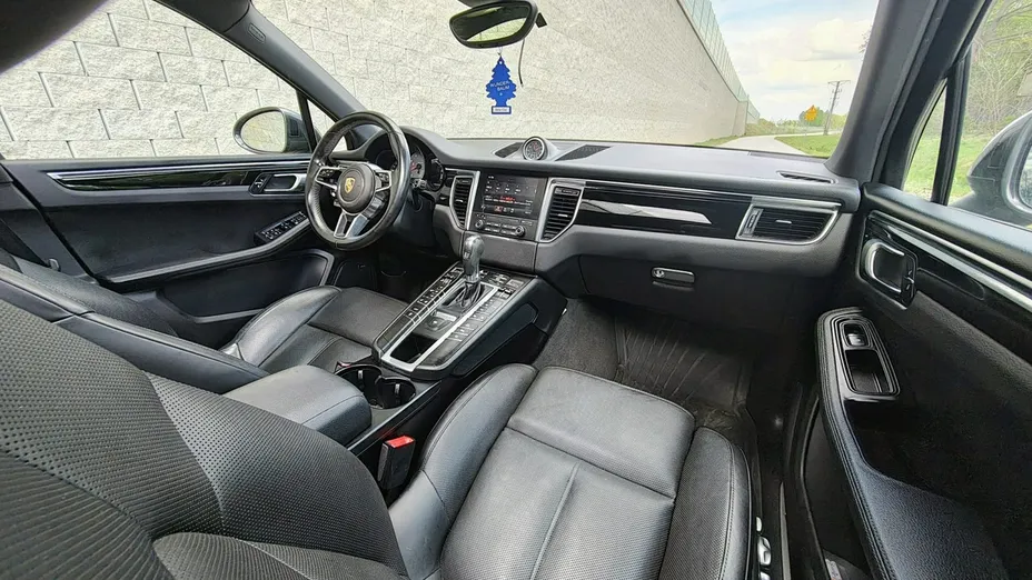 PORSCHE Macan -