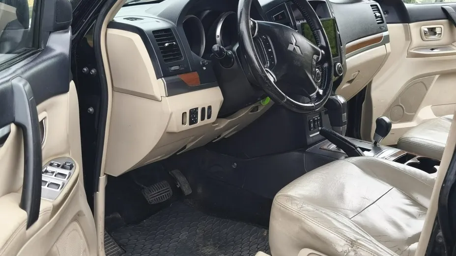 MITSUBISHI Pajero -