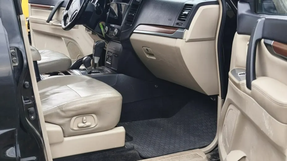 MITSUBISHI Pajero -