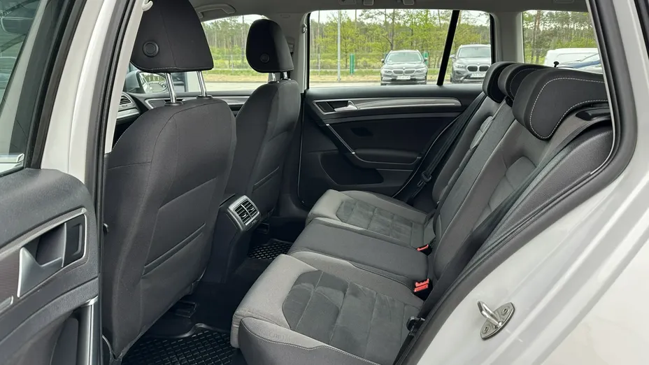 VOLKSWAGEN Golf -