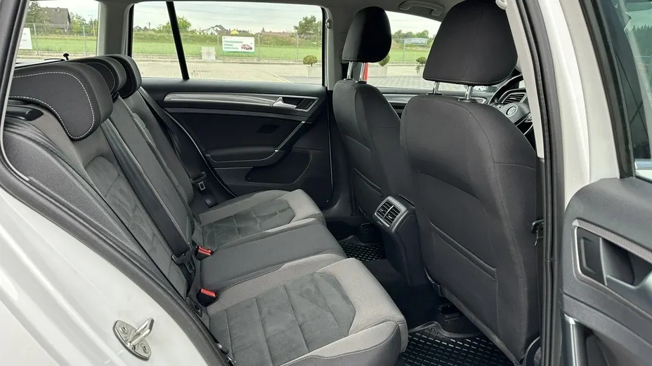 VOLKSWAGEN Golf -
