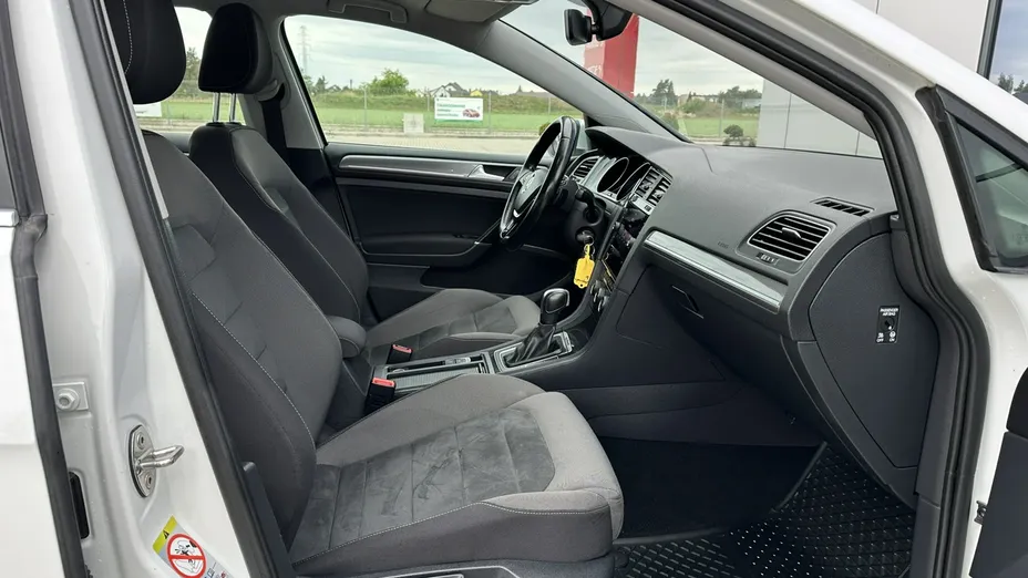 VOLKSWAGEN Golf -