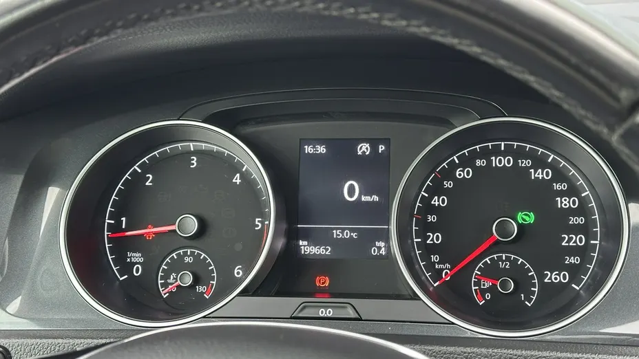 VOLKSWAGEN Golf -