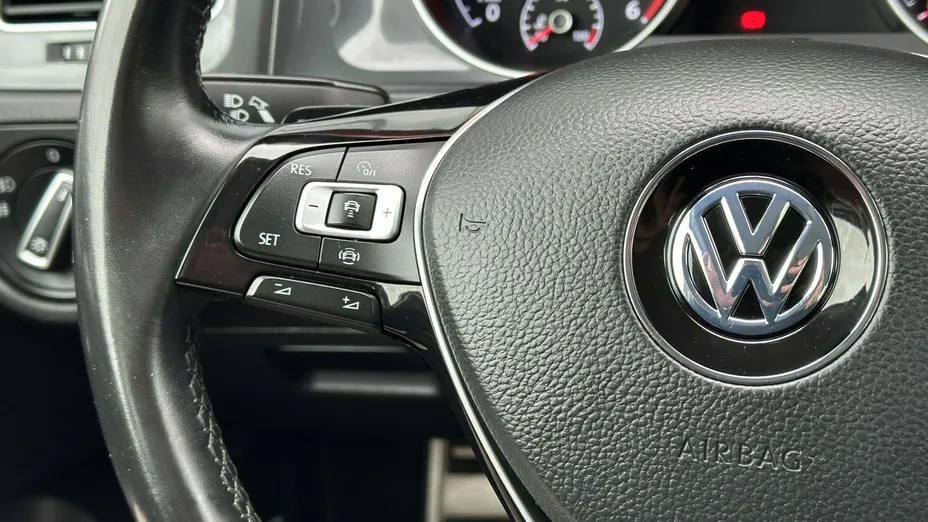 VOLKSWAGEN Golf -