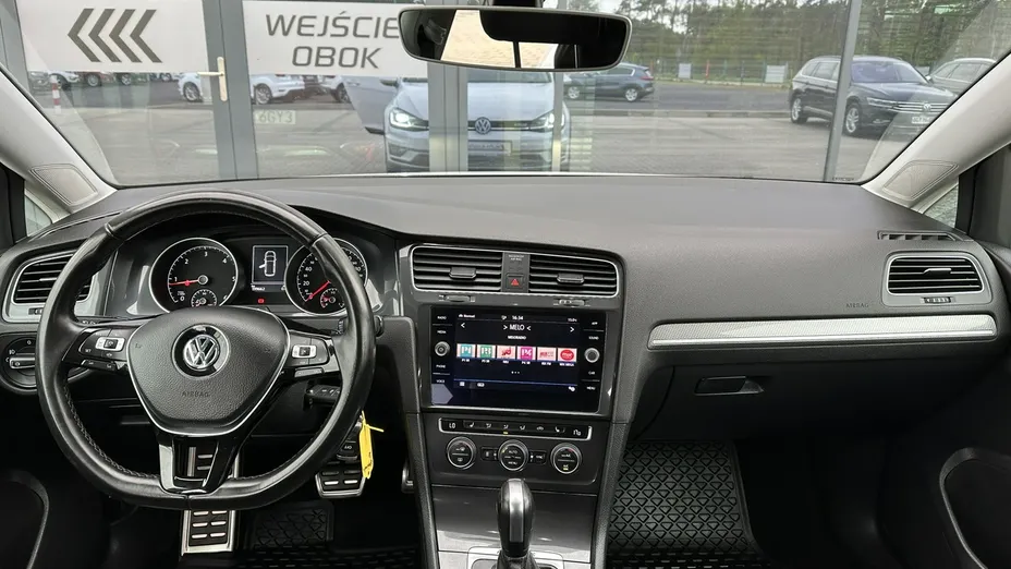 VOLKSWAGEN Golf -