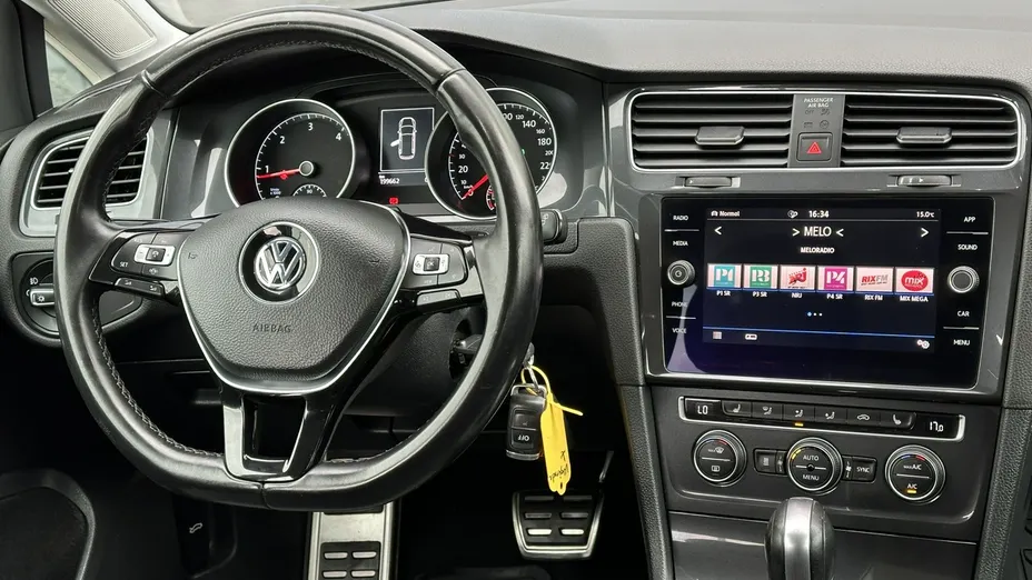 VOLKSWAGEN Golf -