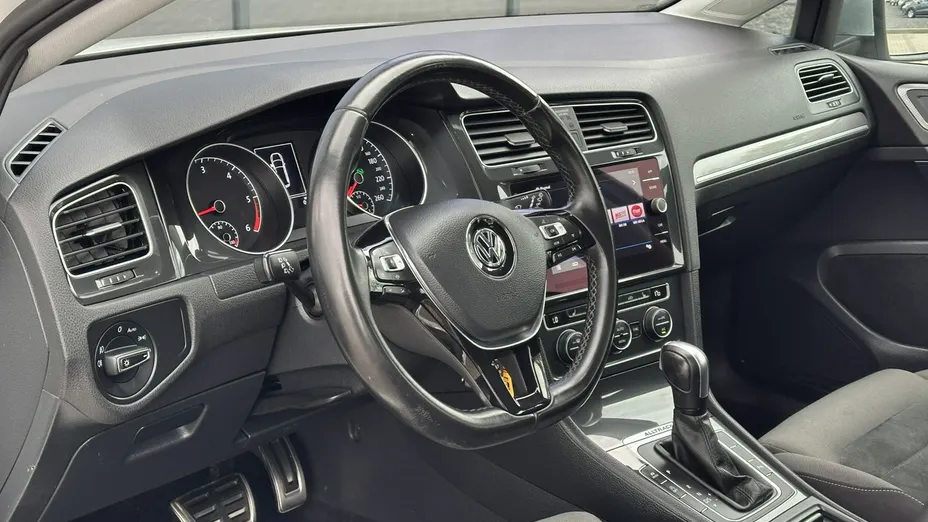 VOLKSWAGEN Golf -