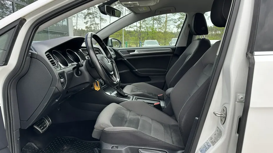 VOLKSWAGEN Golf -