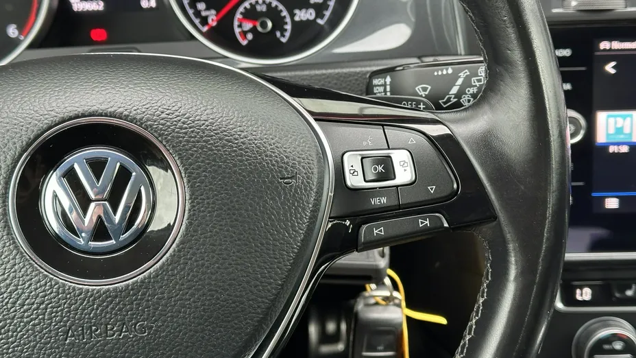 VOLKSWAGEN Golf -