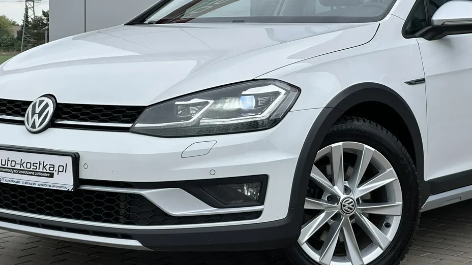 VOLKSWAGEN Golf -