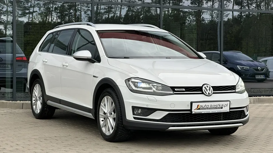 VOLKSWAGEN Golf -