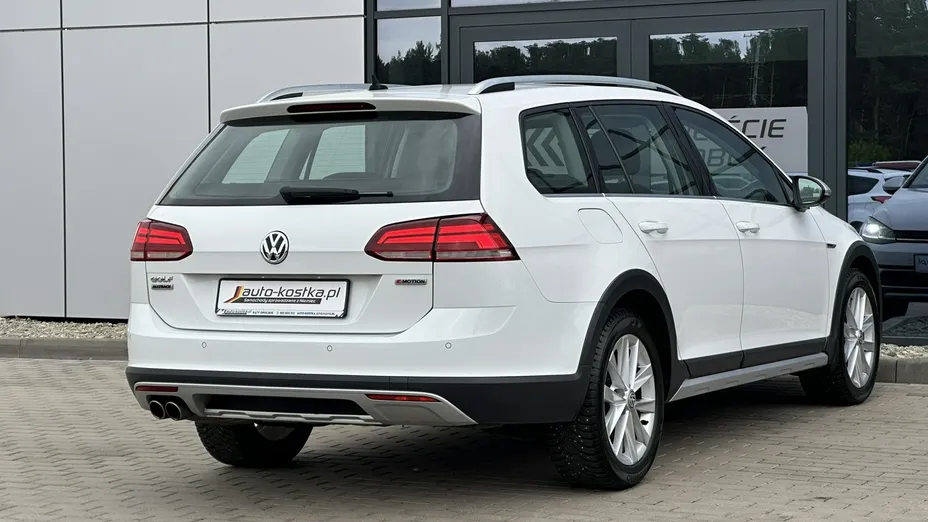 VOLKSWAGEN Golf -