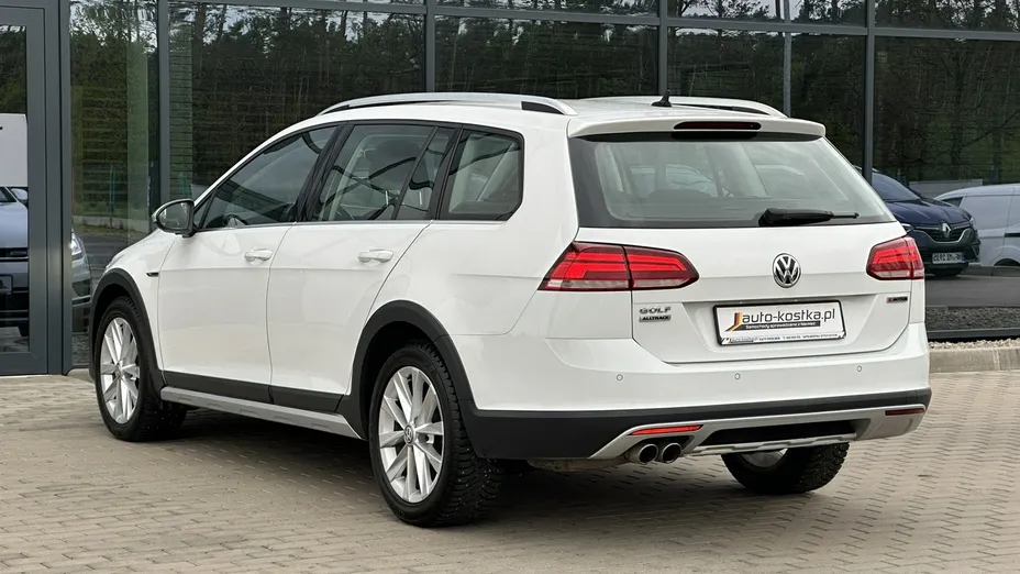 VOLKSWAGEN Golf -