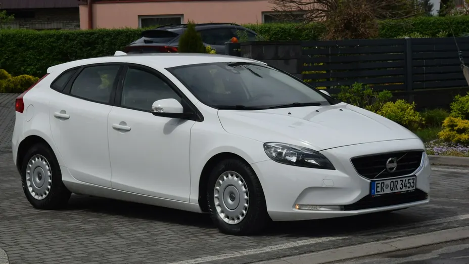 VOLVO V40 -