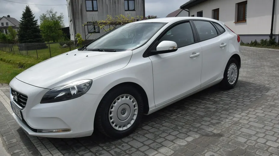 VOLVO V40 -