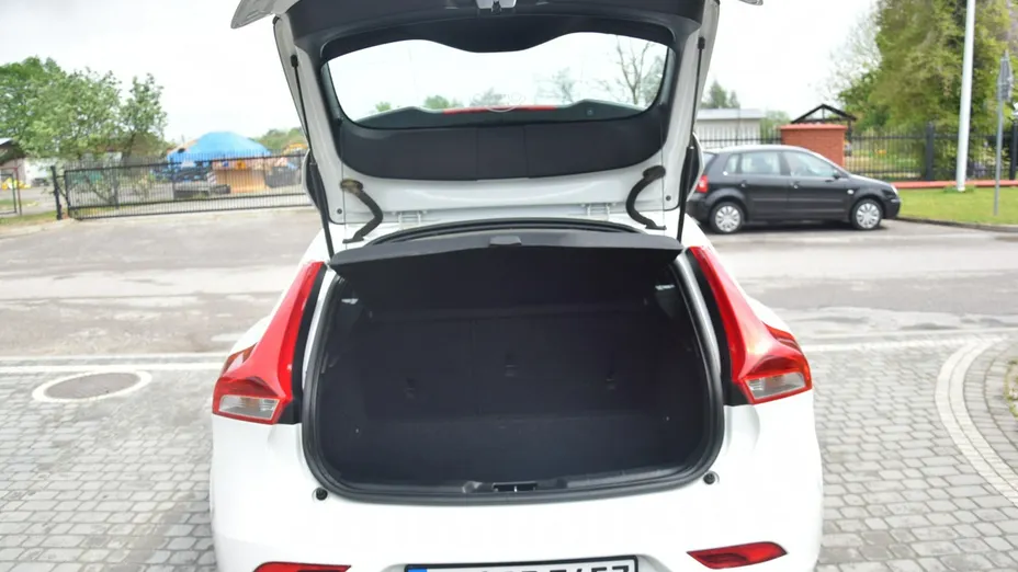 VOLVO V40 -