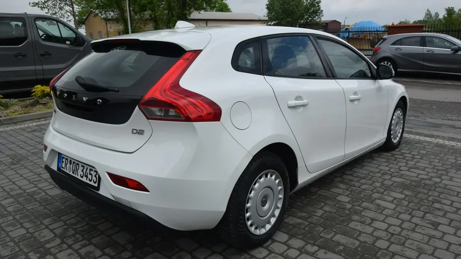 VOLVO V40 -