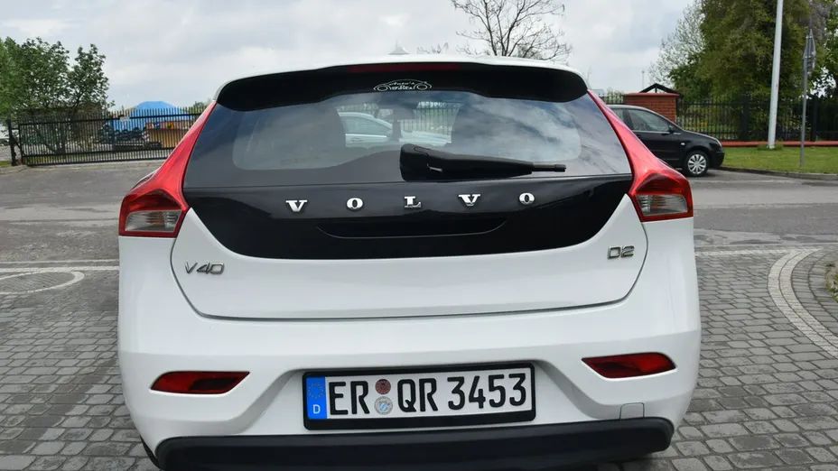 VOLVO V40 -