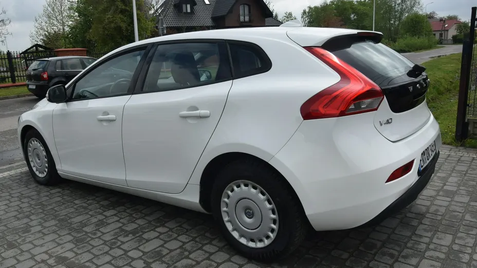VOLVO V40 -