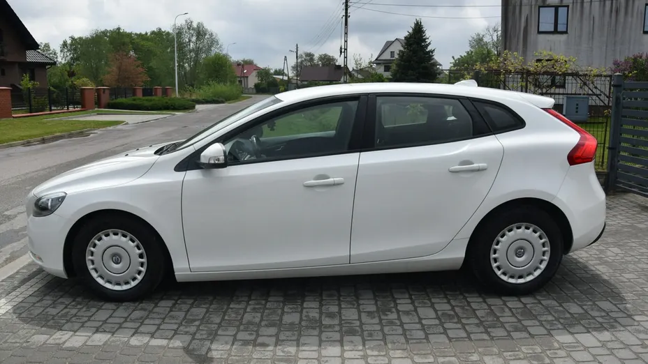 VOLVO V40 -