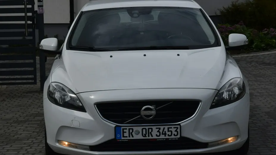 VOLVO V40 -