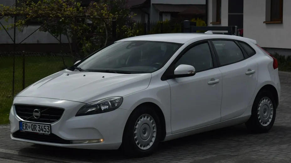 VOLVO V40 -