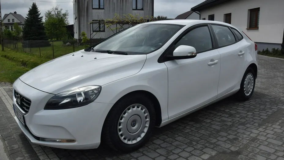 VOLVO V40 -