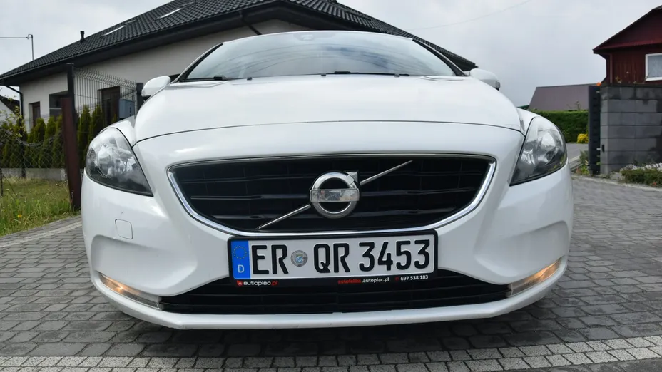 VOLVO V40 -