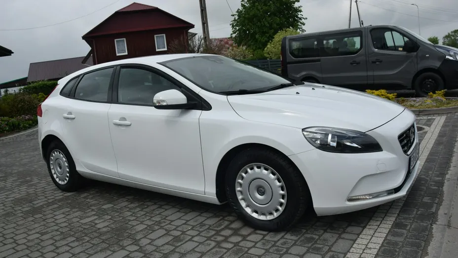 VOLVO V40 -