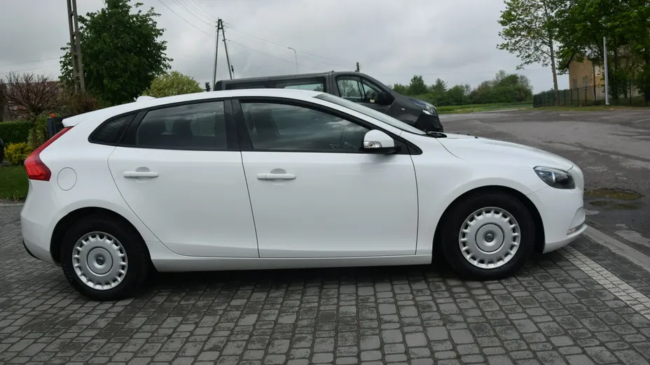 VOLVO V40 -