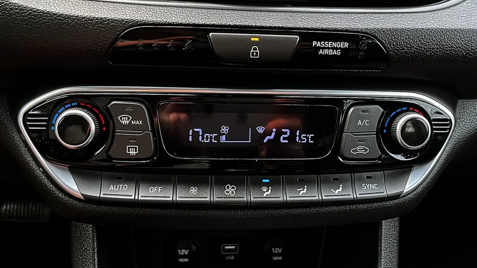 HYUNDAI i30 -