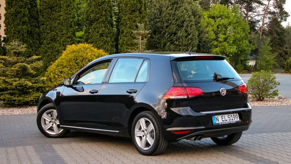 VOLKSWAGEN Golf -
