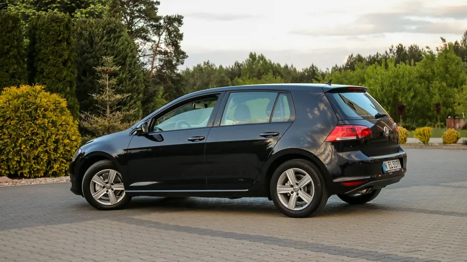 VOLKSWAGEN Golf -