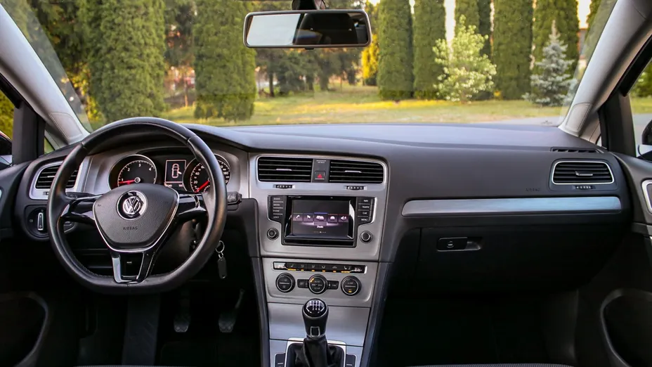 VOLKSWAGEN Golf -